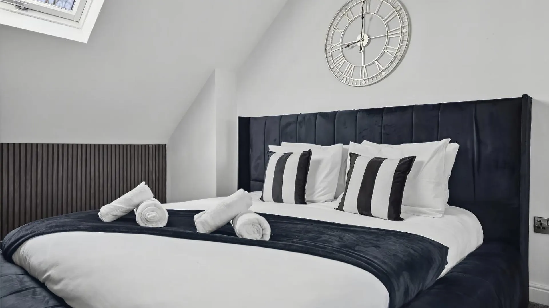 7 Bedroom Luxury House Sleep 26 Birmingham