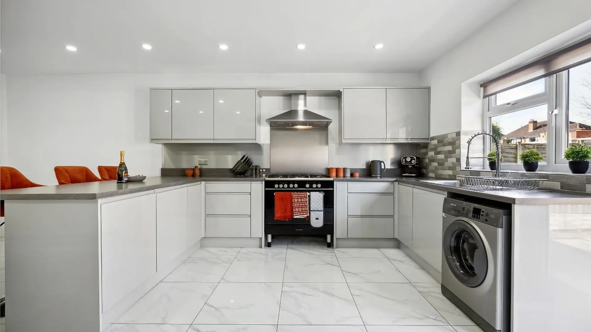 7 Bedroom Luxury House Sleep 26 Birmingham Holiday home