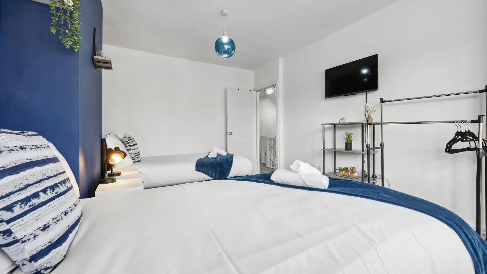 7 Bedroom Luxury House Sleep 26 Birmingham 0*,  United Kingdom