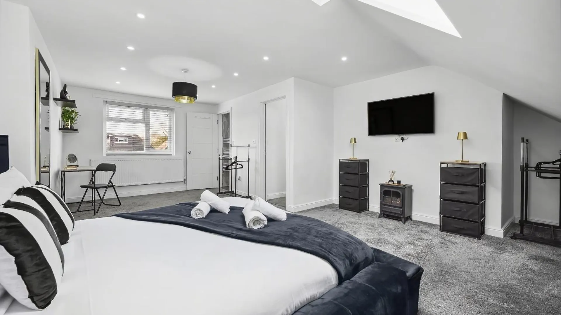 7 Bedroom Luxury House Sleep 26 Birmingham