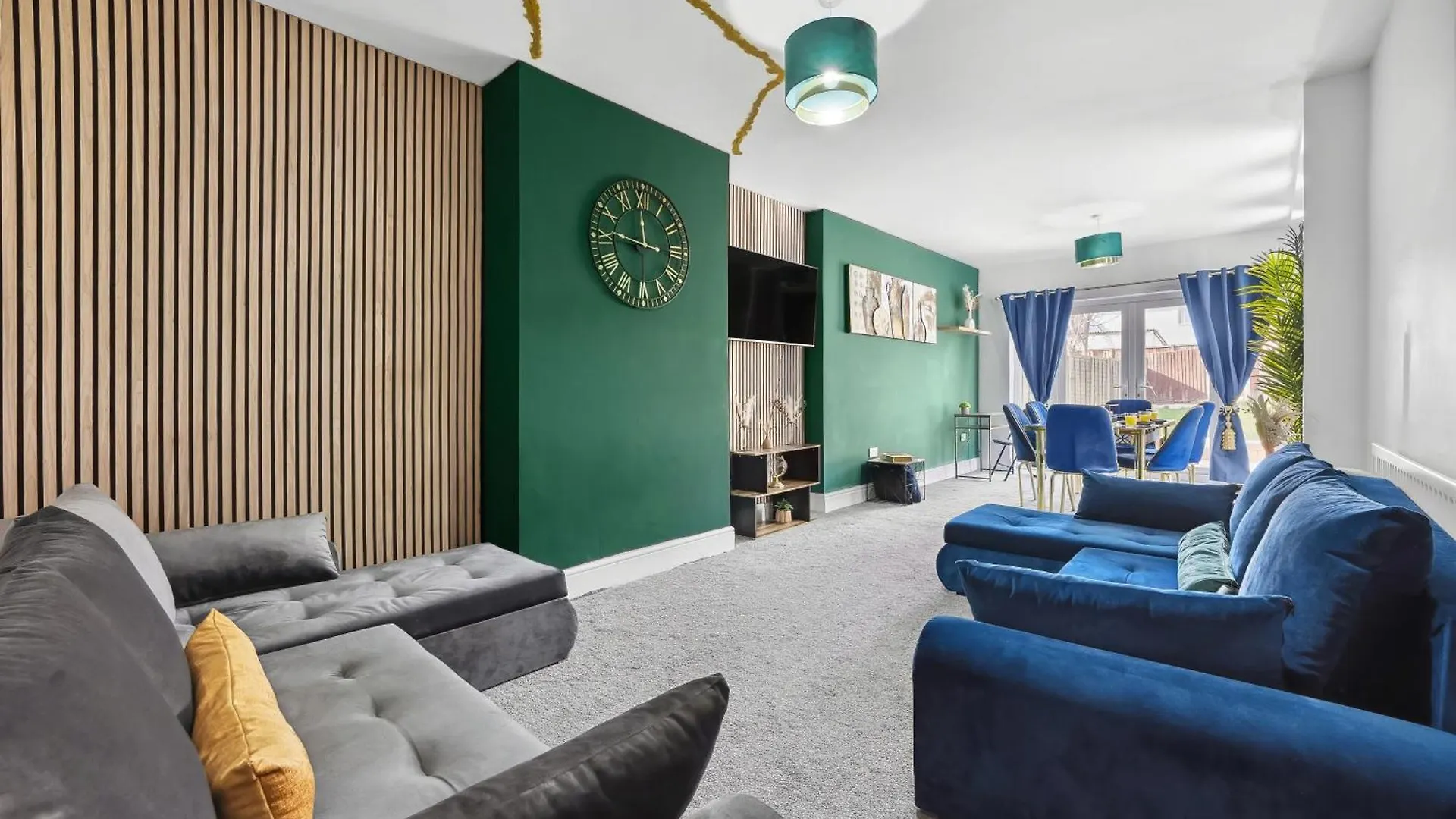 7 Bedroom Luxury House Sleep 26 Birmingham Holiday home