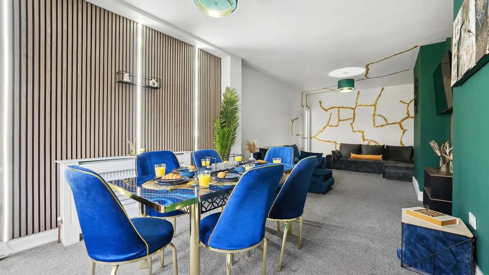 7 Bedroom Luxury House Sleep 26 Birmingham