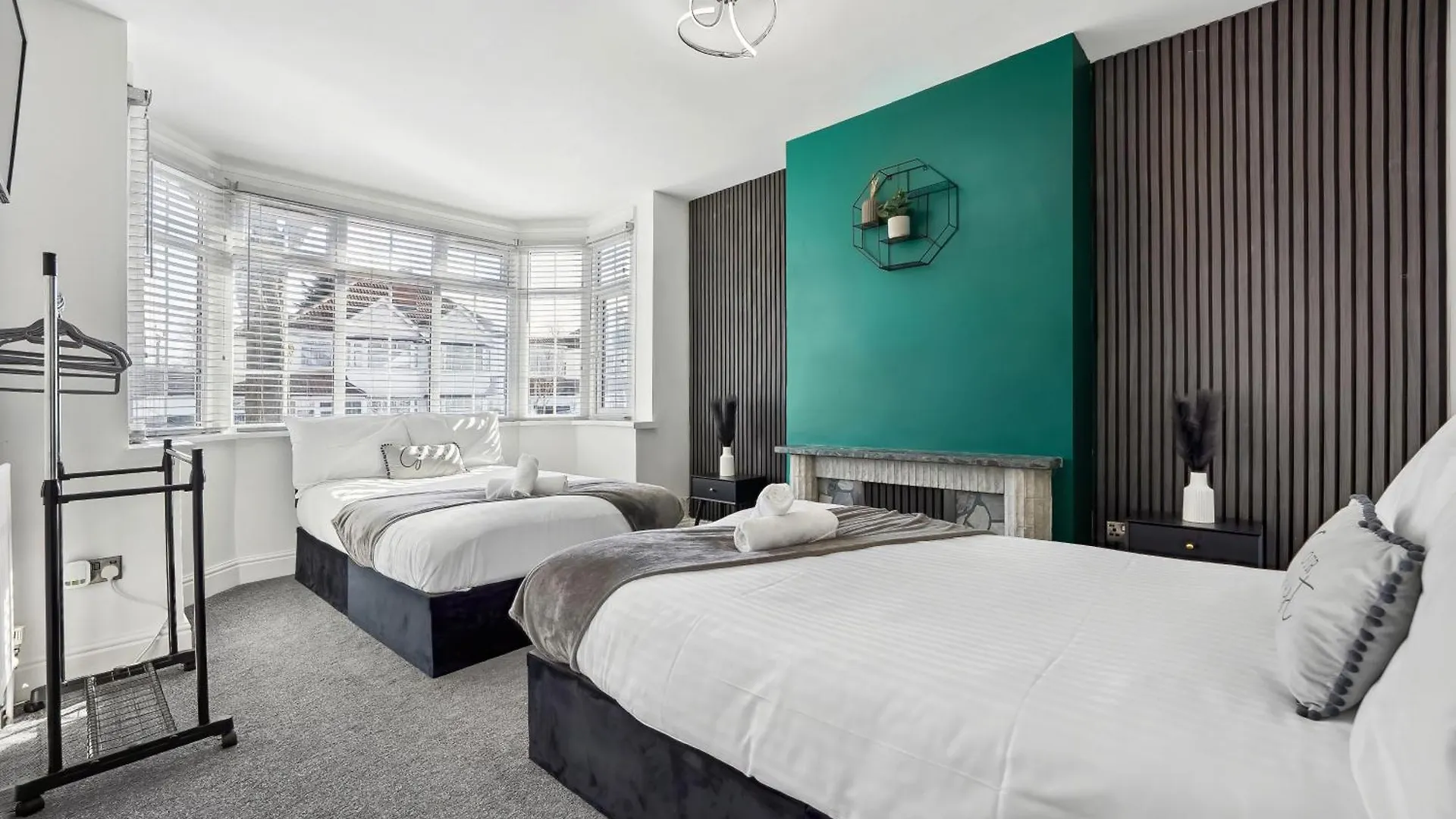 7 Bedroom Luxury House Sleep 26 Birmingham