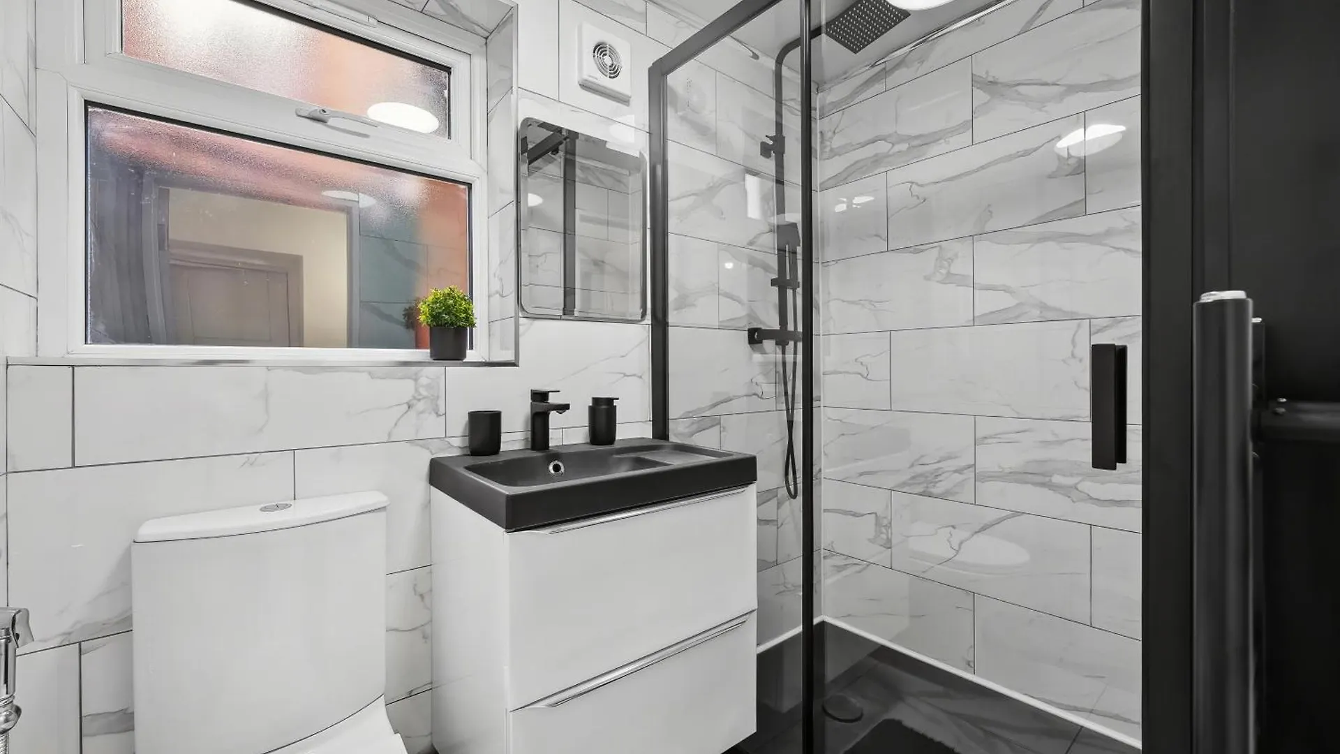 7 Bedroom Luxury House Sleep 26 Birmingham Holiday home