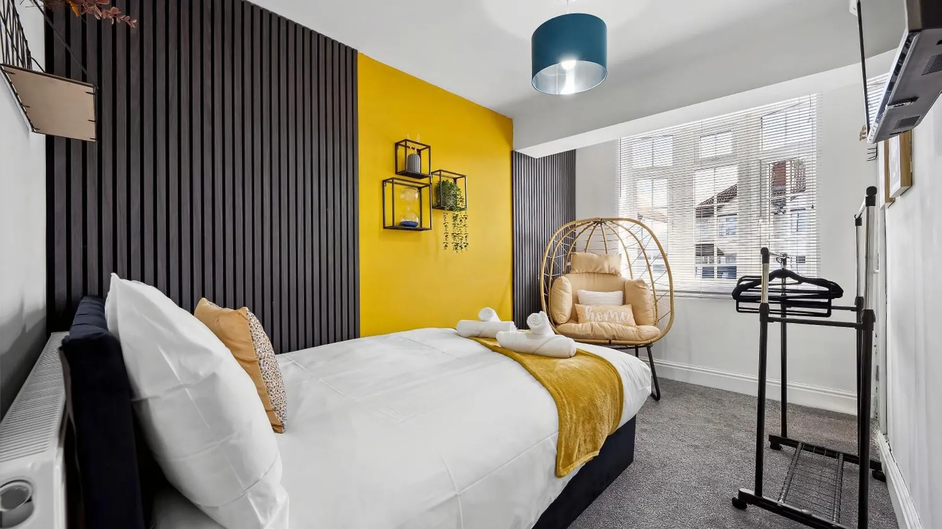 7 Bedroom Luxury House Sleep 26 Birmingham