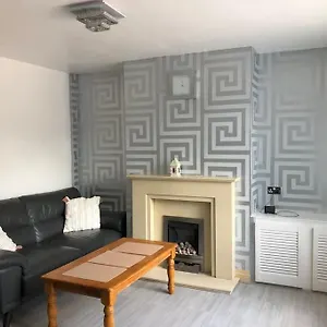  Holiday home Cosy 3 Bedroom Nec House, Free Wifi, Netflix, Driveway Parking, Sleeps 6, Ideal For Families, Contractors & Corporates, Renovated To High Standard!