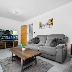  Holiday home 5 Bedroom House Solihull 10 Mins Drive From Bhx & Nec Private Off Road Parking
