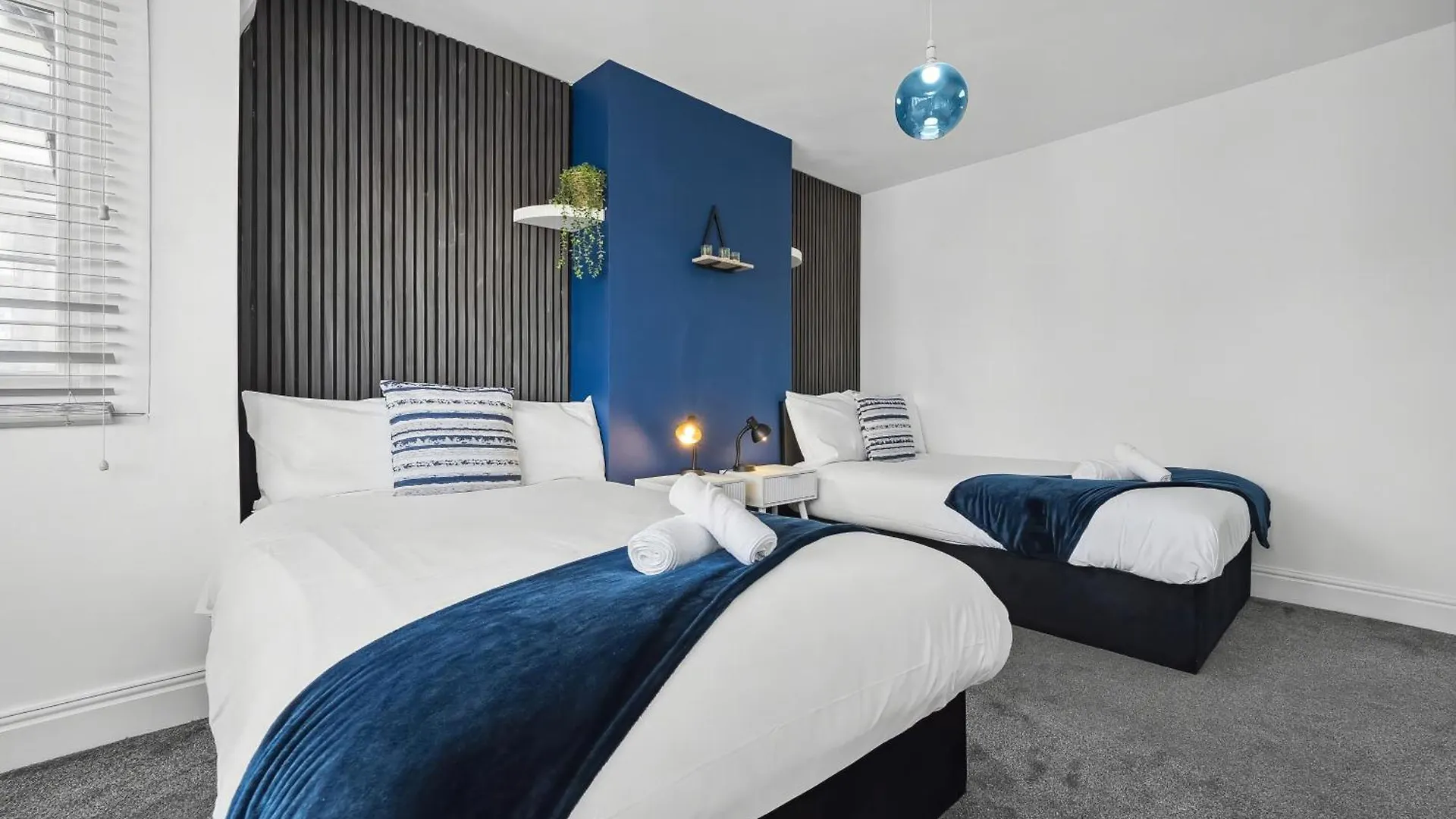 7 Bedroom Luxury House Sleep 26 Birmingham